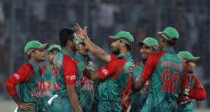 bangladesh gather around shakib al hasan to celebrate_3878