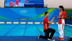 marriage_proposal_at_the_olympics_medal_ceremony_22222_1471244955