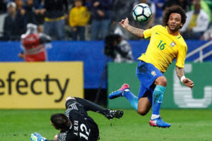 Marcelo_lifts_the_ball_over_Silva1